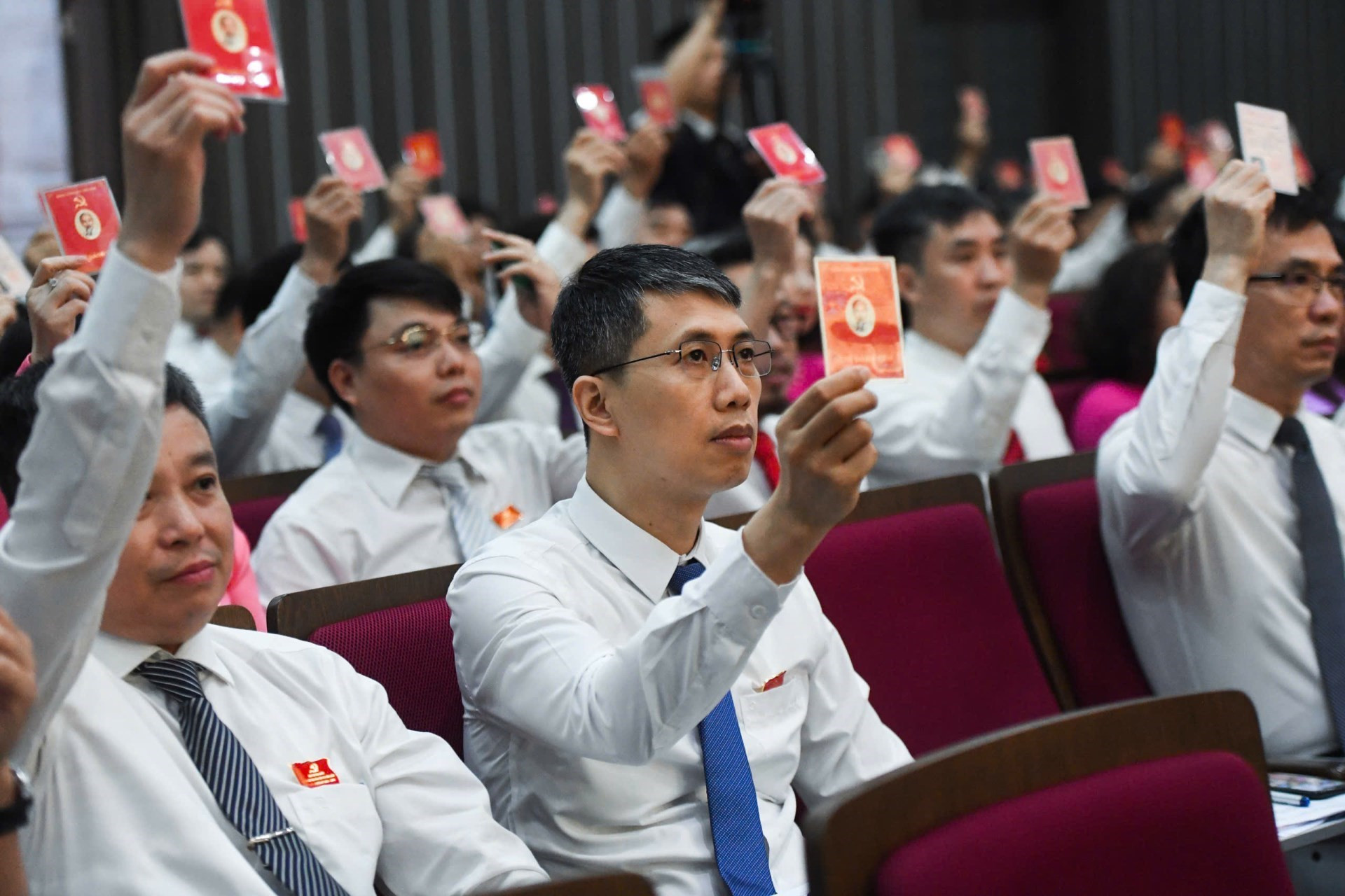 Ban Bí thư yêu cầu đổi thẻ đảng viên trong toàn Đảng