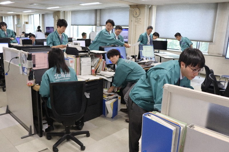 津波の情報収集に追われる北海道庁の担当者＝道庁で2025年7月30日午前10時46分、片野裕之撮影