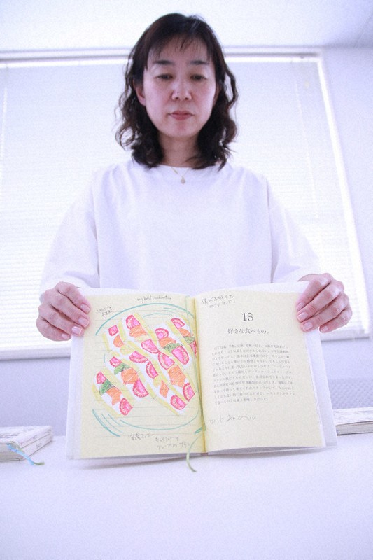 ロバート・キャンベルさんが描いた「すき好きノート」を手にするアリス館の山口郁子編集長=東京都文京区で、山本萌撮影