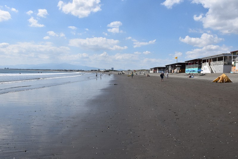 海水浴場は人まばら　津波警報から一夜明け、各地で避難所閉鎖も