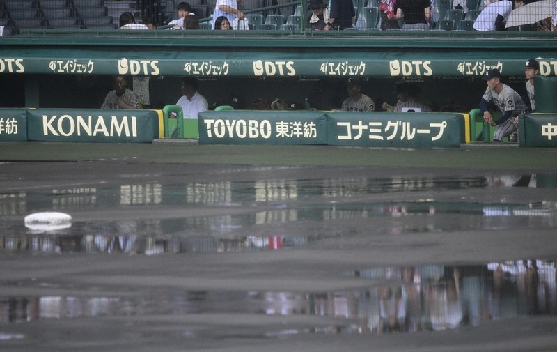 阪神園芸の「神整備」に場内から拍手、今大会初の雨中断　夏の甲子園