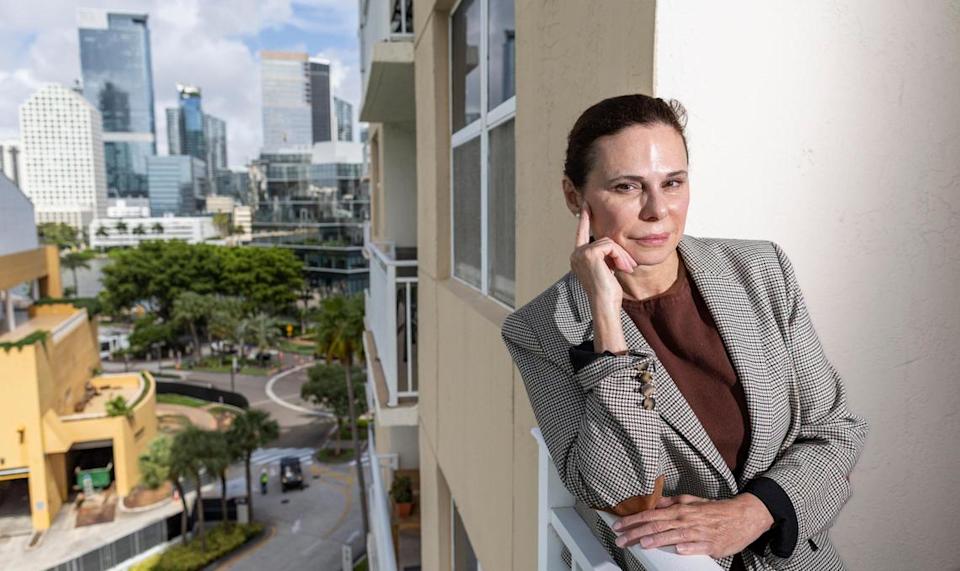 Luisa muestra una foto de su anterior condominio en su apartamento de Brickell el viernes 18 de julio de 2025, en Miami, Florida. Se vio obligada a vender el condominio que compró en 2022 debido a las altas cuotas de la asociación de propietarios y de mantenimiento.