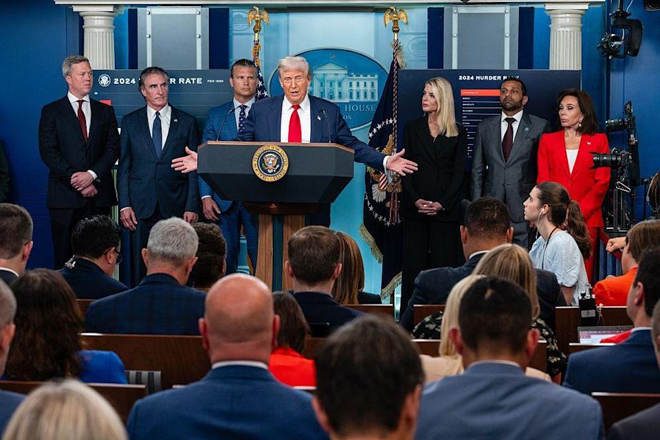 El presidente Donald Trump habla durante una conferencia de prensa sobre el crimen en la capital del país en la sala de prensa James S. Brady de la Casa Blanca en Washington, D.C., el lunes 11 de agosto de 2025. (Foto de Eric Lee/Para The Washington Post a través de Getty Images)