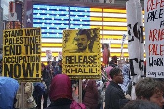 4月、米ニューヨークの繁華街タイムズスクエアで開かれたパレスチナ人学生の拘束に抗議するデモ（共同）