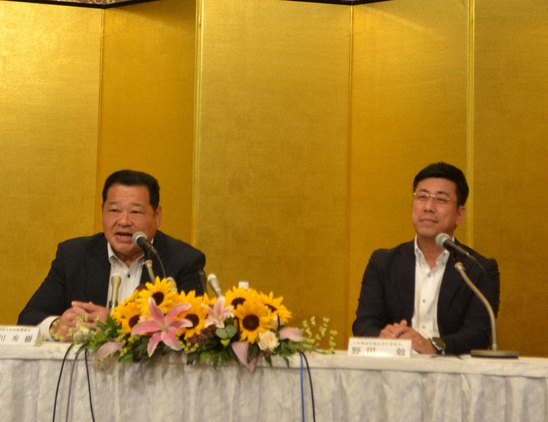 大相撲高松場所をPRする枝川親方(左)と野田勉実行委員長＝高松市で2025年8月4日午後1時42分、広田正人撮影