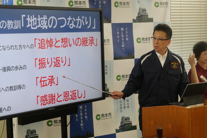 熊本地震10年関連事業の基本方針を説明する熊本市の大西一史市長＝熊本市中央区の市役所で2025年8月25日午後3時6分、中村敦茂撮影
