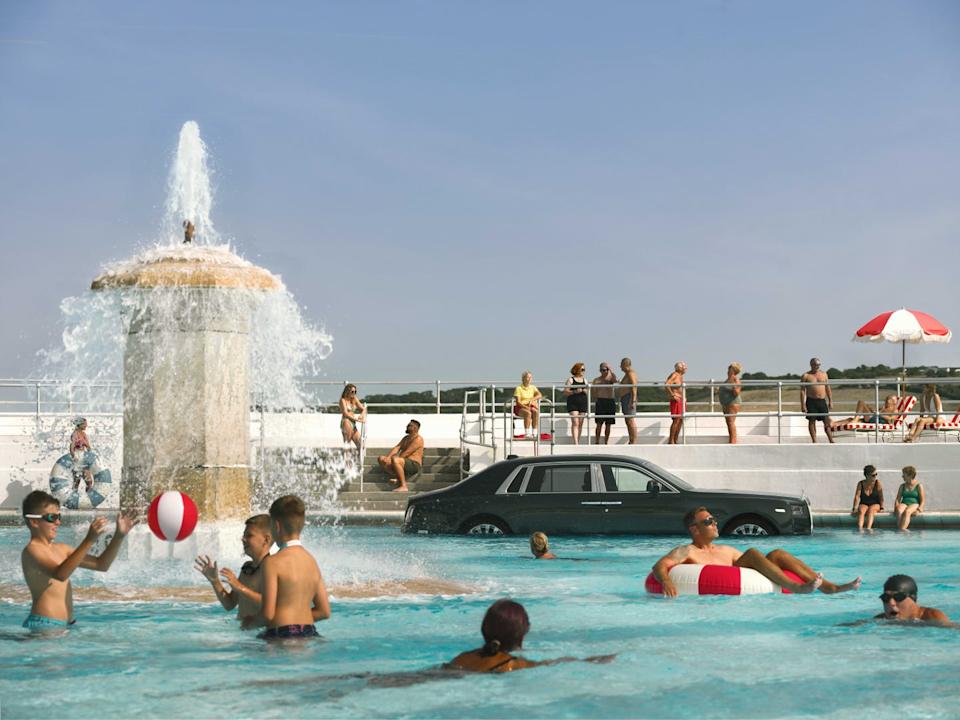 rolls royce phantom in pool 2025