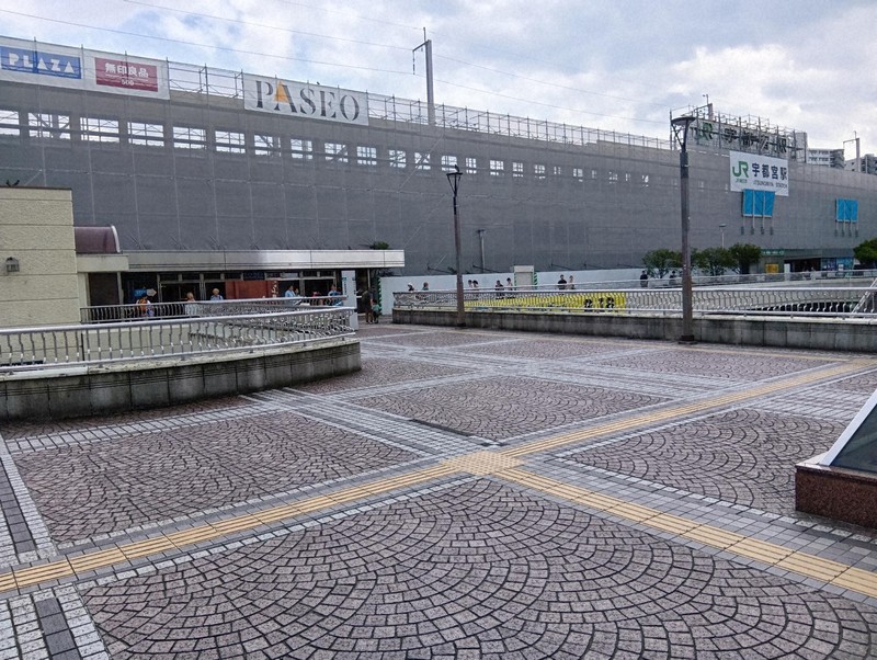 LRTのJR宇都宮駅西口停留場は、現在のぺデストリアンデッキを改修して設置される予定だ＝JR宇都宮駅前で2025年8月13日午後1時14分、有田浩子撮影