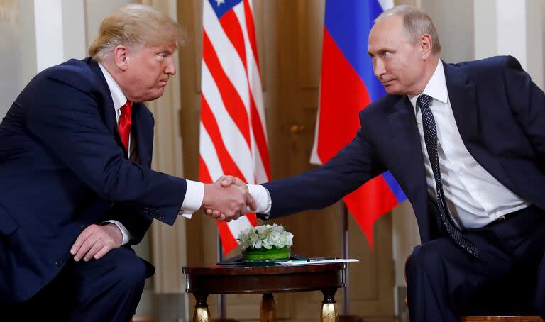 Donald Trump y Vladimir Putin se dan la mano al comienzo de una reunión en Helsinki, el 16 de julio de 2018