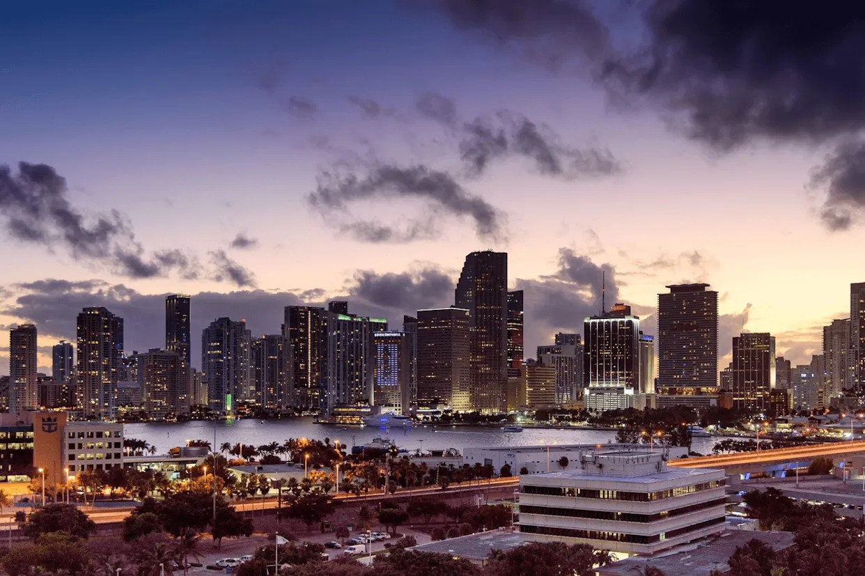 Los latinoamericanos lideran la compra de propiedades en Miami: cuánto invierten, cómo pagan y qué buscan en Florida