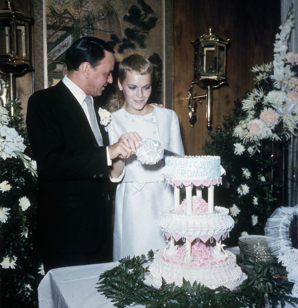 Las Vegas, Nevada: La boda de Mia Farrow y su marido Frank Sinatra en el Hotel Sands, donde se casaron.