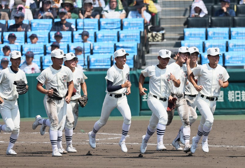 【高川学園－日大三】高川学園を破り、アルプス席の応援団にあいさつに向かう日大三の選手たち＝阪神甲子園球場で2025年8月16日、前田梨里子撮影