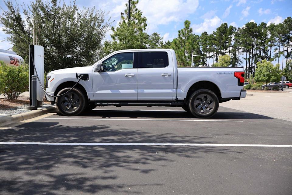 2025 ford f150 lightning flash
