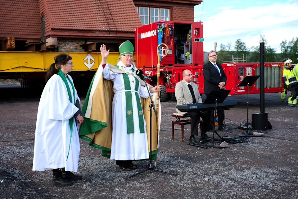 Photos: Driving a Century-Old Church Down the Road
