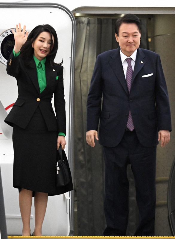 訪日日程を終えて帰国の途につく韓国の尹錫悦大統領（右、当時）と妻の金建希氏＝羽田空港で2023年3月17日午後5時15分、西夏生撮影