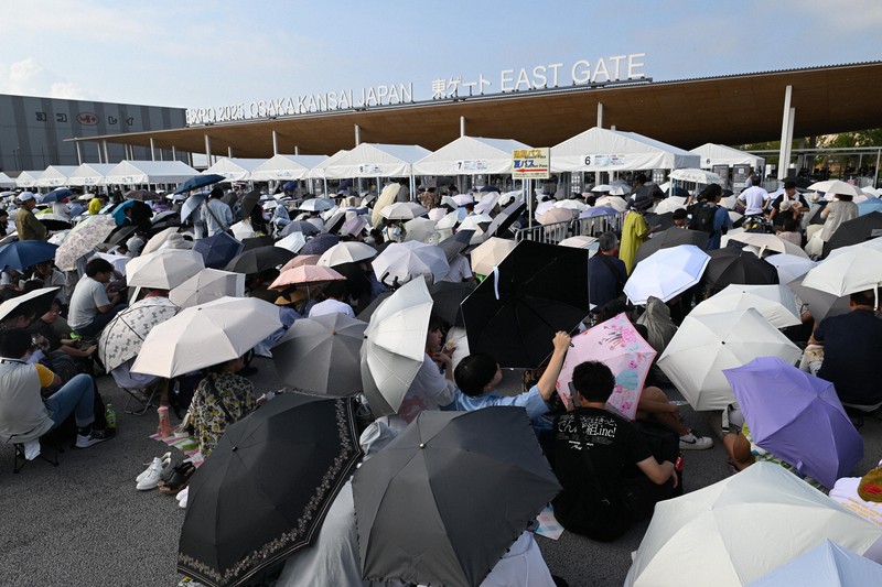 大阪・関西万博の会場でオープンを待つ来場者＝大阪市此花区で2025年8月14日午前7時58分、大西岳彦撮影