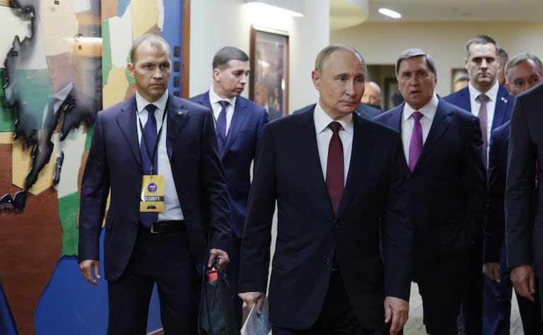El presidente de Rusia, Vladimir Putin, se dirige a la conferencia de prensa conjunta con el presidente de Estados Unidos, Donald Trump, 15 de agosto de 2025, en Alaska