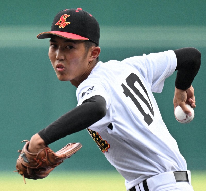 2024年夏の甲子園2回戦の大社戦で先発した創成館の奥田晴也投手＝兵庫県西宮市の阪神甲子園球場で2024年8月15日、山崎一輝撮影