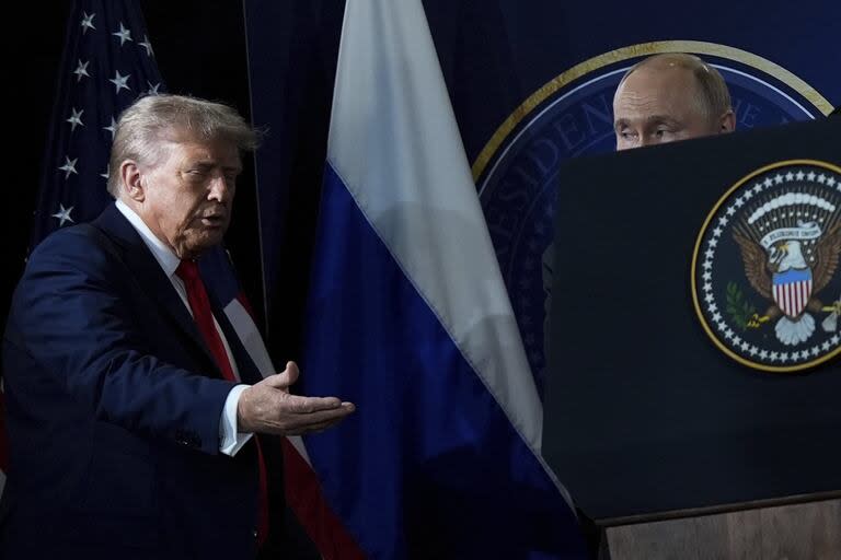 El presidente Donald Trump y el presidente de Rusia, Vladimir Putin, llegan a una conferencia de prensa, el viernes 15 de agosto de 2025, en Anchorage, Alaska