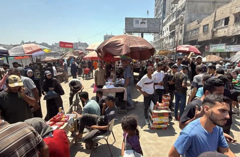 Palestinians purchasing food at an outdoor market in Gaza City on Aug. 18, 2025. (credit: TPS-IL)