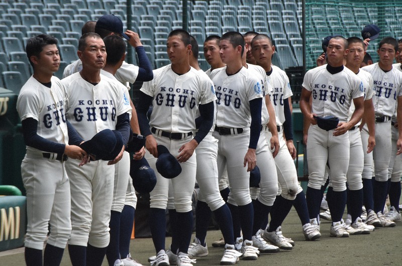 クリーム色のユニホームを着用する高知中央の選手ら＝阪神甲子園球場で2025年8月2日、長宗拓弥撮影