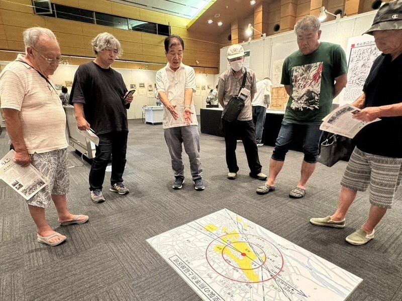 B29の熊谷進入路と「照準点」を説明する吉田庄一さん（中央）＝埼玉県熊谷市の八木橋百貨店で2025年8月14日、隈元浩彦撮影