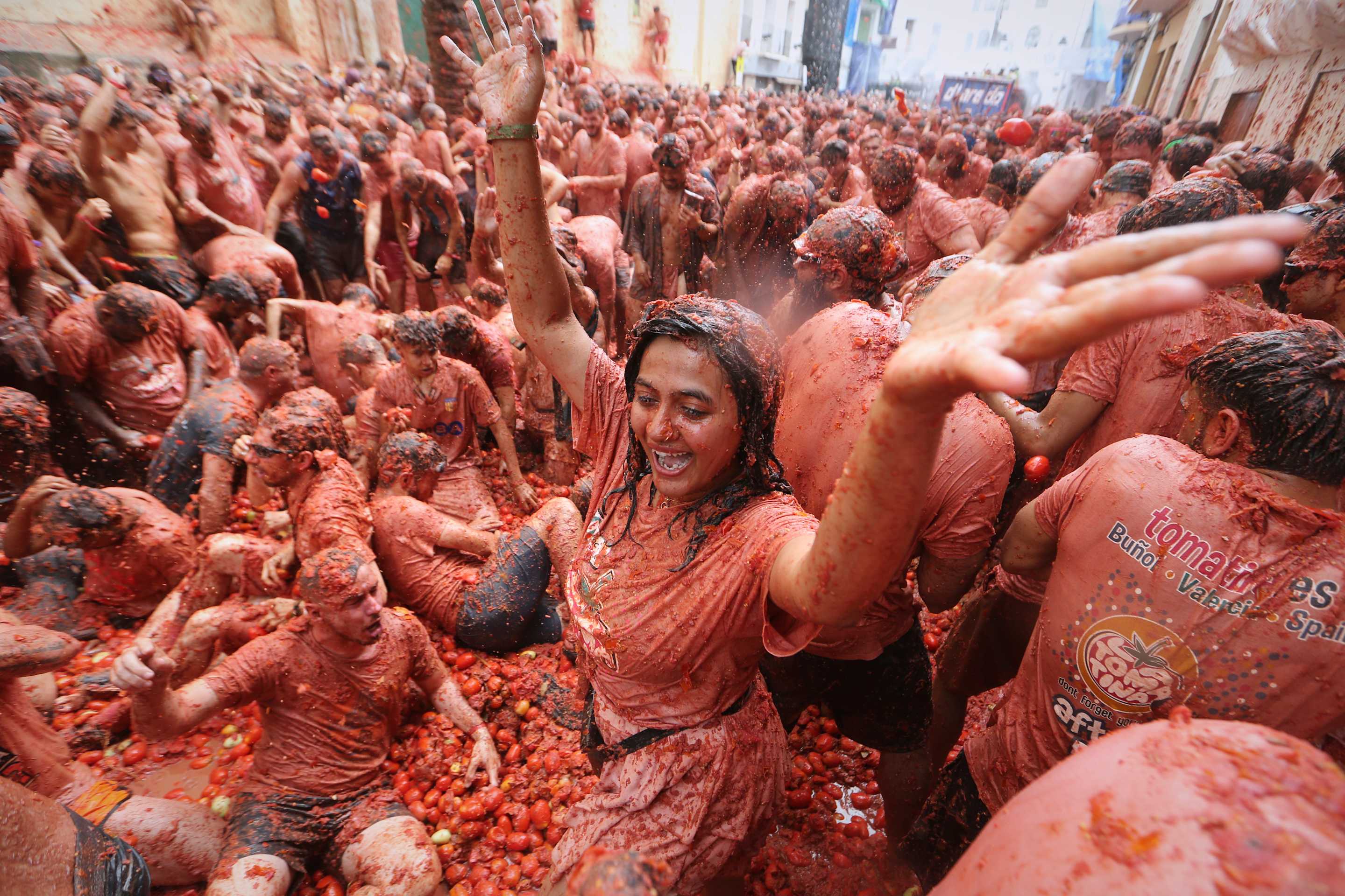 Los participantes se lanzan tomates durante la Tomatina, una fiesta anual de lucha de tomates, en el pueblo de Buñol, cerca de Valencia, España, el miércoles 27 de agosto de 2025. (Foto AP/Alberto Saiz)