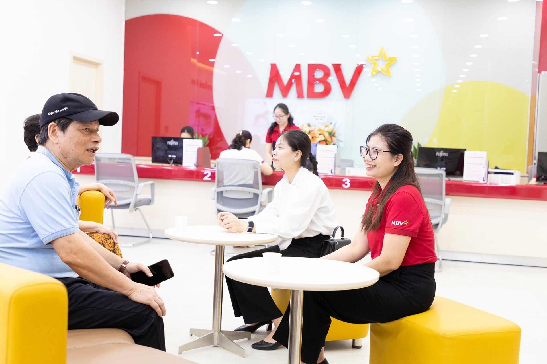Một ngân hàng chuyển trụ sở chính cùng hơn 20 phòng giao dịch