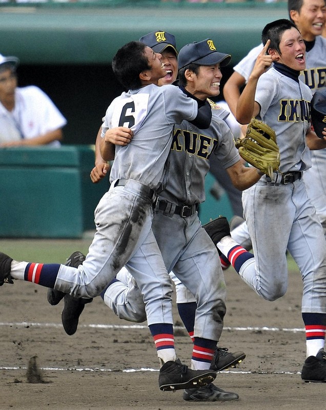 【仙台育英－開星】最終打者の飛球を好捕しピンチを救った三瓶将大選手（中央）は、チームメートと抱き合いながらスタンドへあいさつに向かう＝阪神甲子園球場で2010年8月11日、津村豊和撮影