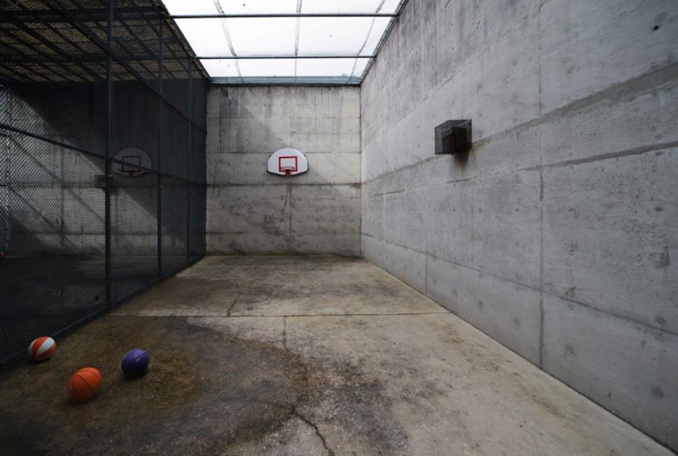 Un patio de ejercicios cerrado probablemente utilizado por Maxwell (Foto suministrada)
