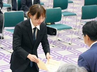 鈴木宗男氏「初当選思い起こした」　参院選比例当選者に証書交付