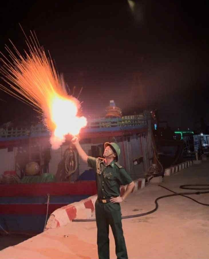 Nghệ An cấm biển, bắn pháo sáng kêu gọi tàu thuyền vào bờ tránh bão số 5