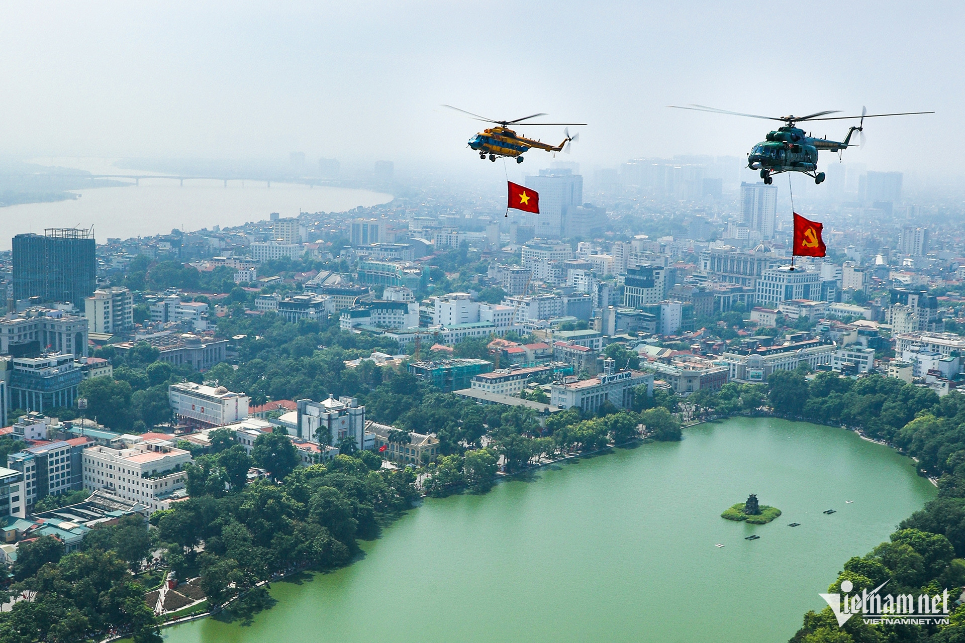 Khoảnh khắc dàn trực thăng kéo cờ bay qua những địa điểm biểu tượng của Hà Nội