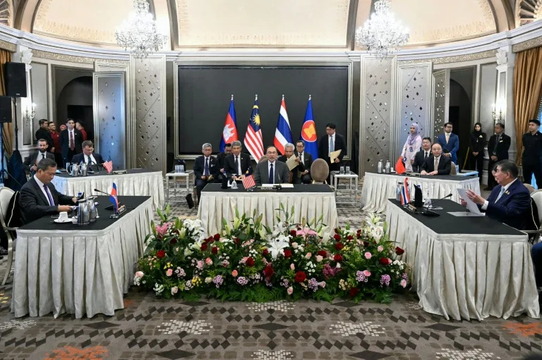 Malaysia's Prime Minister Anwar Ibrahim (centre) looks on as Cambodia's Prime Minister Hun Manet (left) and Thailand's acting Prime Minister Phumtham Wechayachai (right) take part in talks on a possible ceasefire in Putrajaya (MOHD RASFAN)