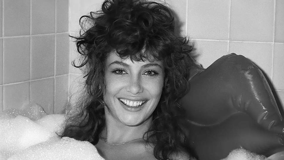 kelly lebrock posando en una bañera en 1982