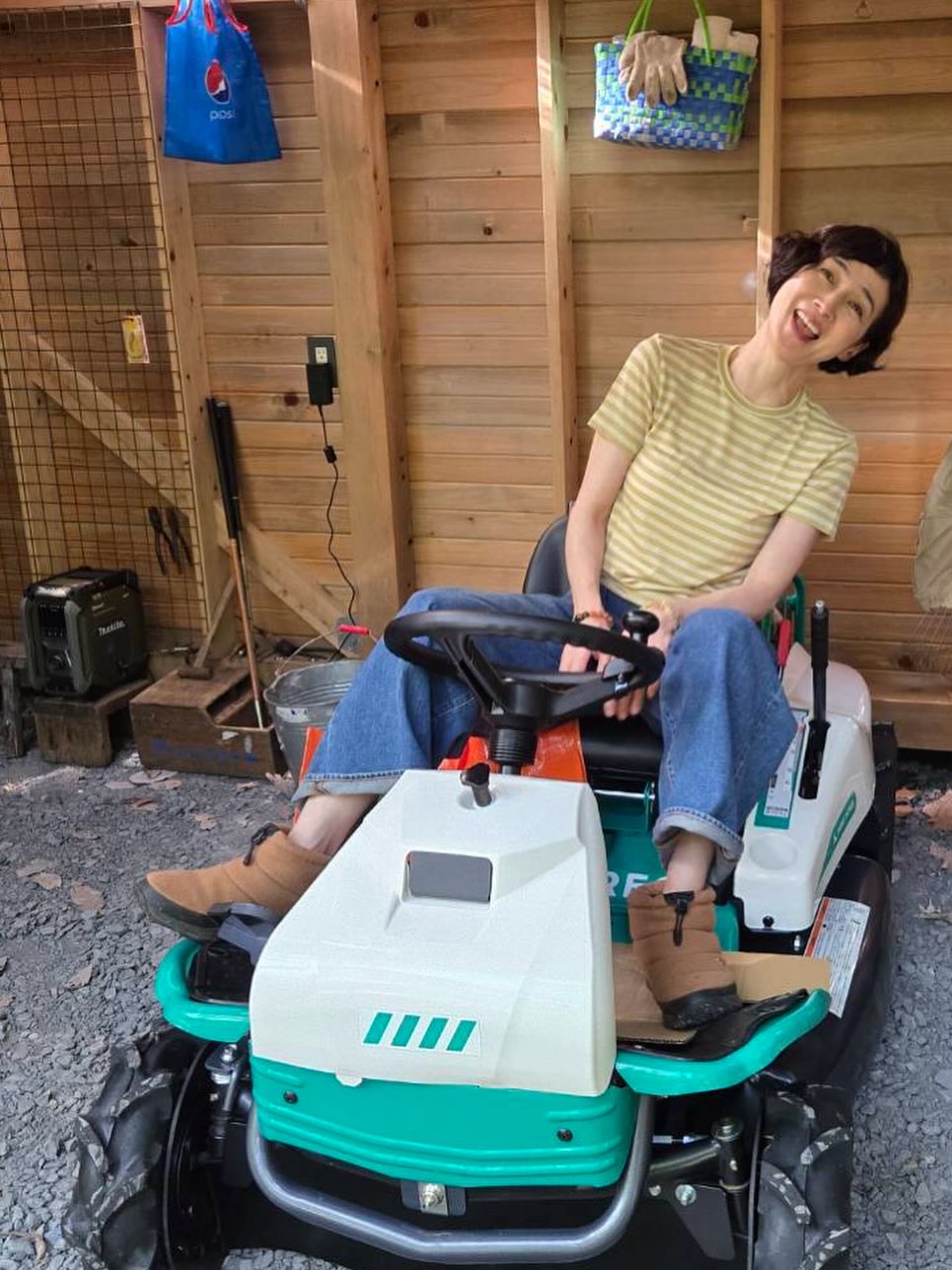 人気芸人と結婚31年…58歳女優〝お惚気〟跨がりショット「もーっ！」「愛されすぎ」