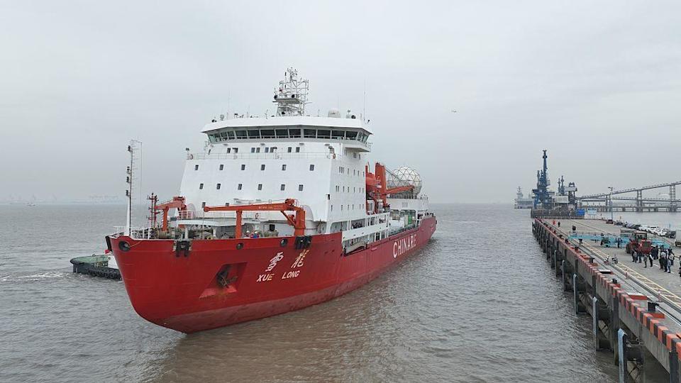 El rompehielos chino Xuelong atracando en un muelle el 7 de abril de 2025 en Shanghái, China. El rompehielos culminó en abril la 41ª expedición antártica de China, que incluye la construcción de la estación de investigación Qinling y estudios sobre el cambio climático.