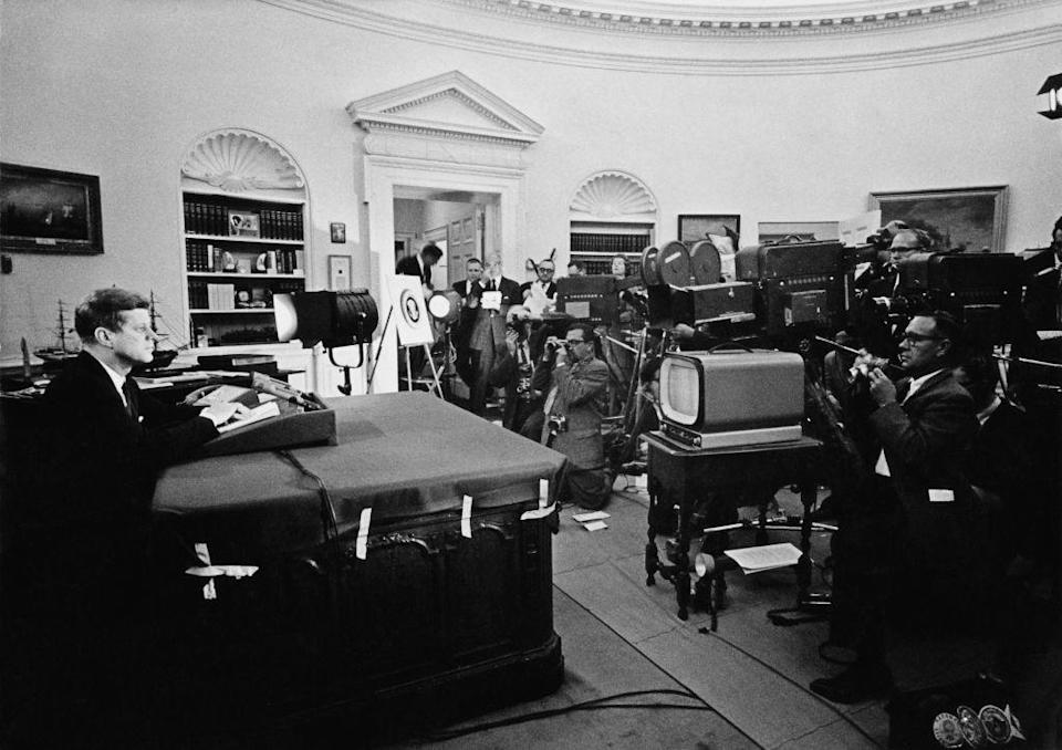 Una fotografía en blanco y negro muestra al presidente estadounidense John F. Kennedy dirigiéndose a la nación desde la Casa Blanca durante la Crisis de los Misiles de Cuba el 22 de octubre de 1962.
