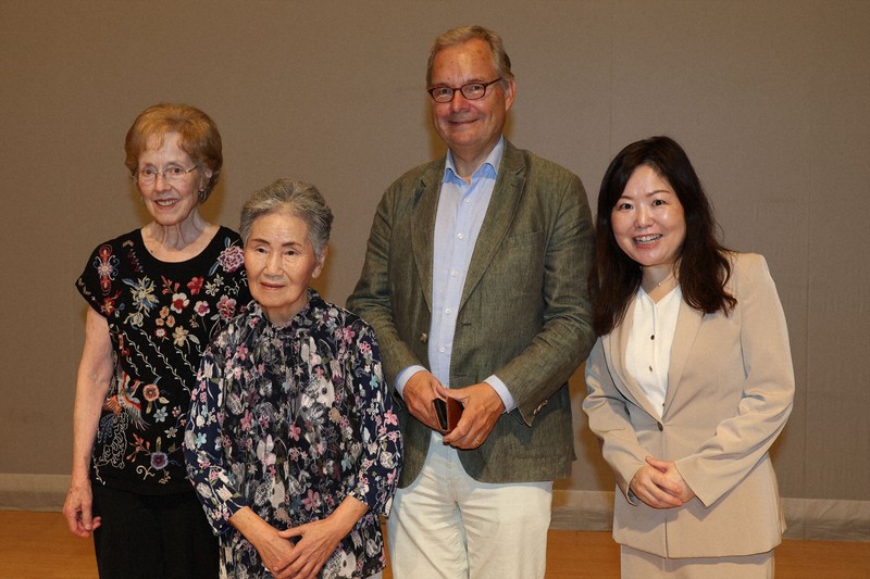 討論会終了後に記念撮影した（右から）小暮聡子さん、エローイ・リンダイヤさん、吉田武子さん。左端の女性は釜石の捕虜収容所に関する著作を出したメリンダ・バーンハートさん＝岩手県釜石市で2025年8月3日、奥田伸一撮影