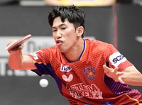 【彩たま－琉球】第3試合第2ゲーム、ショットを放つ琉球の吉村真晴＝代々木第2体育館で2025年7月26日、藤井達也撮影