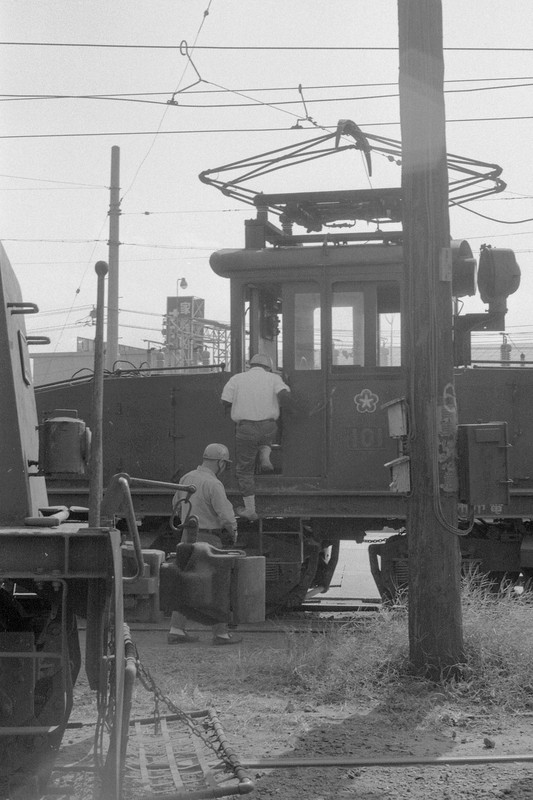 浜町軌道車庫から出動準備=北九州市若松区で1975年10月27日、中村琢磨撮影