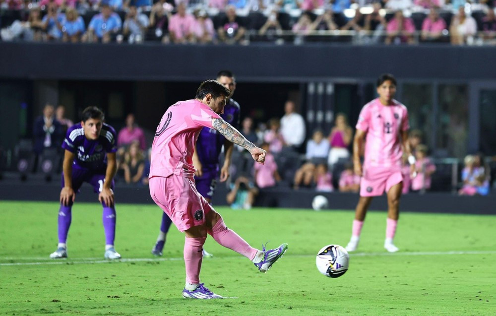 Messi lập cú đúp đưa Inter Miami vào chung kết Leagues Cup