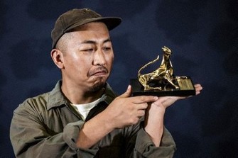 「旅と日々」がロカルノ国際映画祭で最高賞を受賞した三宅唱監督＝16日、ロカルノ（Keystone・AP＝共同）
