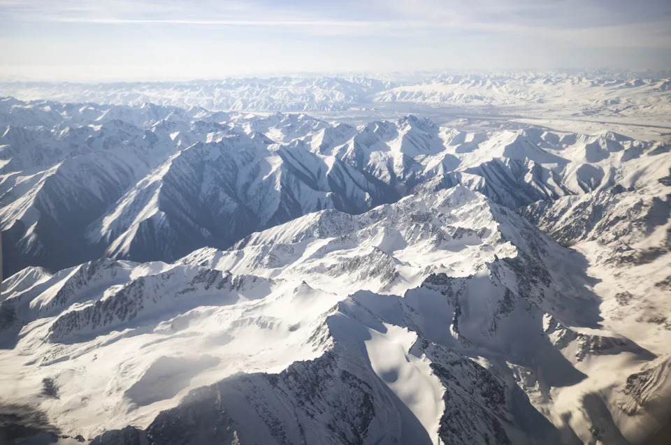 Climber dies trying to rescue injured woman from 24,000-foot mountain