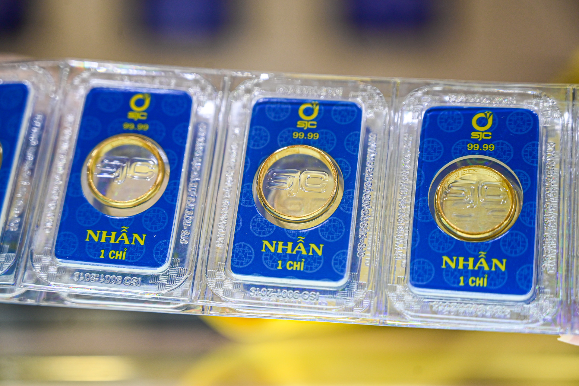 Giá vàng hôm nay 6/8/2025: Vàng thế giới tăng vọt, SJC sắp lập kỷ lục mới