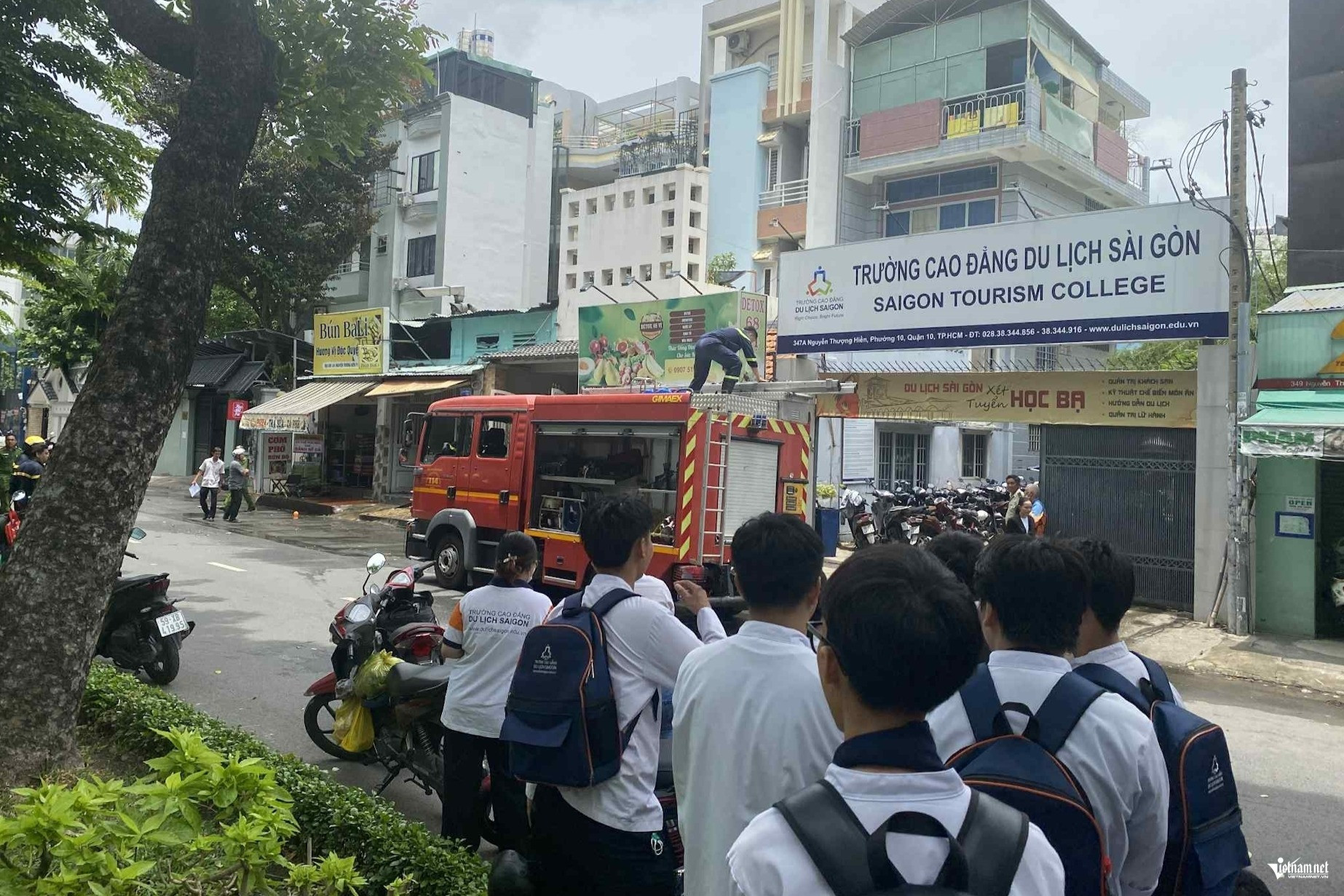 Nhân chứng kể phút phá cửa căn nhà cháy giữa TPHCM, giải cứu cụ bà và 2 em nhỏ