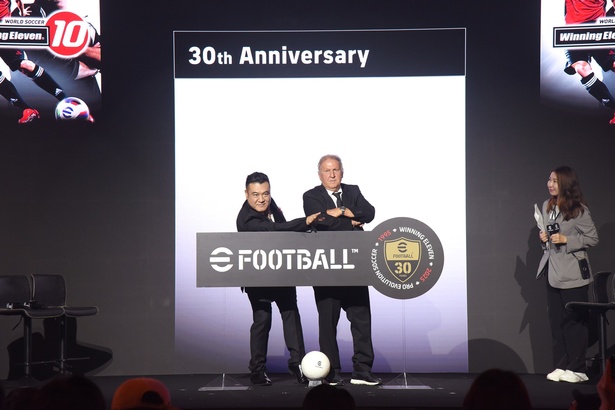 『ウイニングイレブン10』のパッケージをリアルに再現する、ジーコさんと山崎弘也さん