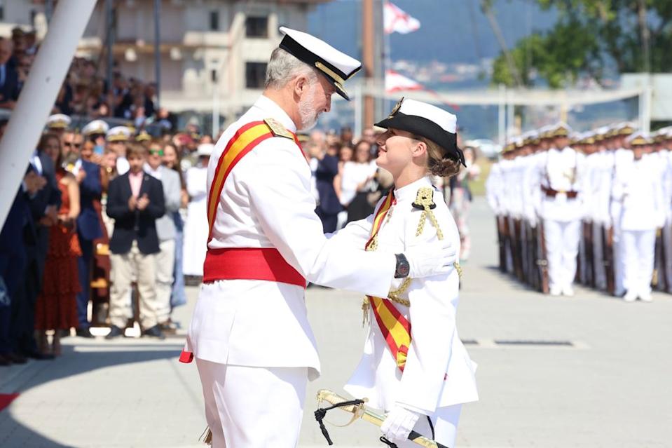 La princesa Leonor cambia el uniforme por el estilo hippy: pantalones fluidos, calzado plano y accesorios bohemios