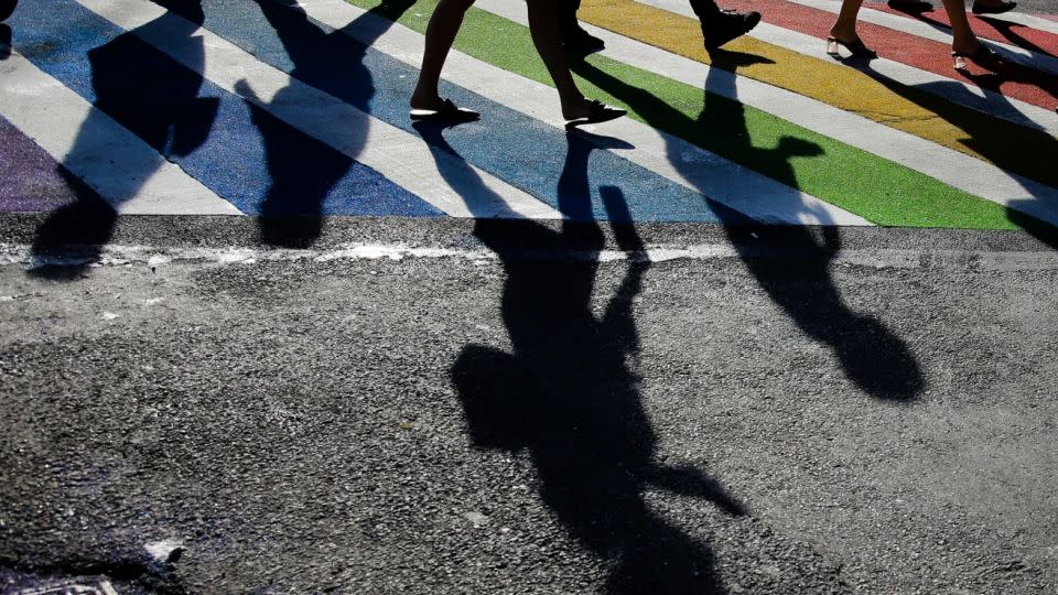 Los peatones cruzan la intersección de Christopher Street y Seventh Avenue cerca del Stonewall Inn, el 27 de junio de 2019, en Nueva York. - Frank Franklin II/AP