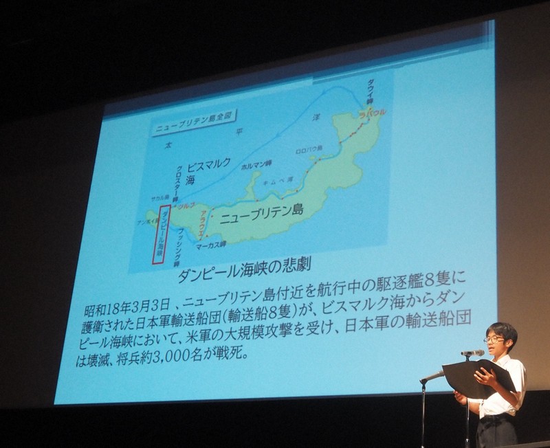 小沢市太郎さんの「『3日間の漂流』 ラバウル戦体験談」を朗読する神田慈生さん=小美玉市生涯学習センターコスモスで2025年8月10日午後1時54分、鈴木美穂撮影